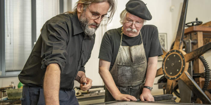 : Erläuterungen zu künstlerischen Handdrucktechniken mit Karsten Kunert