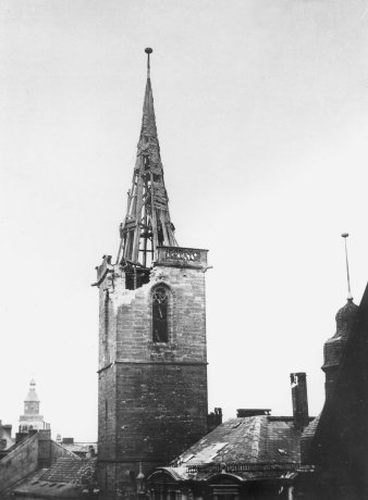 schwarz-weiß-Foto Kirchturm mit Bombenschäden am Dach