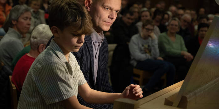 : Vater und Sohn spielen gemeinsam das Erfurter Carillon